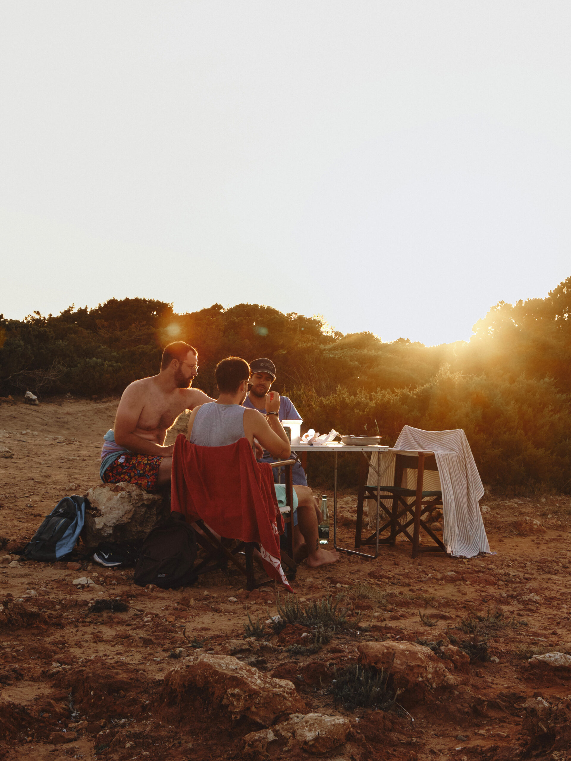 Amigos disfrutando de una cena al atardecer.